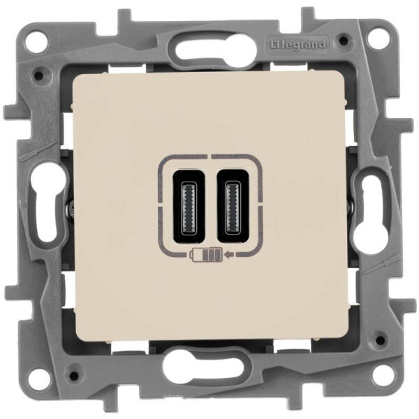Розетка Legrand Etika 672235