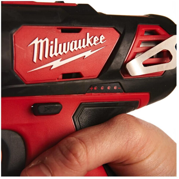 Дрель-шуруповерт Milwaukee M12 BPD-202C 4933441940 (с 2-мя АКБ, кейс) Дрель-шуруповерт Milwaukee M12 BPD-202C 4933441940 (с 2-мя АКБ, кейс)