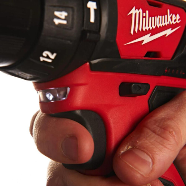Дрель-шуруповерт Milwaukee M12 BPD-202C 4933441940 (с 2-мя АКБ, кейс) Дрель-шуруповерт Milwaukee M12 BPD-202C 4933441940 (с 2-мя АКБ, кейс)
