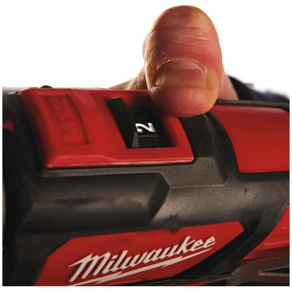 Дрель-шуруповерт Milwaukee M12 BPD-202C 4933441940 (с 2-мя АКБ, кейс) Дрель-шуруповерт Milwaukee M12 BPD-202C 4933441940 (с 2-мя АКБ, кейс)