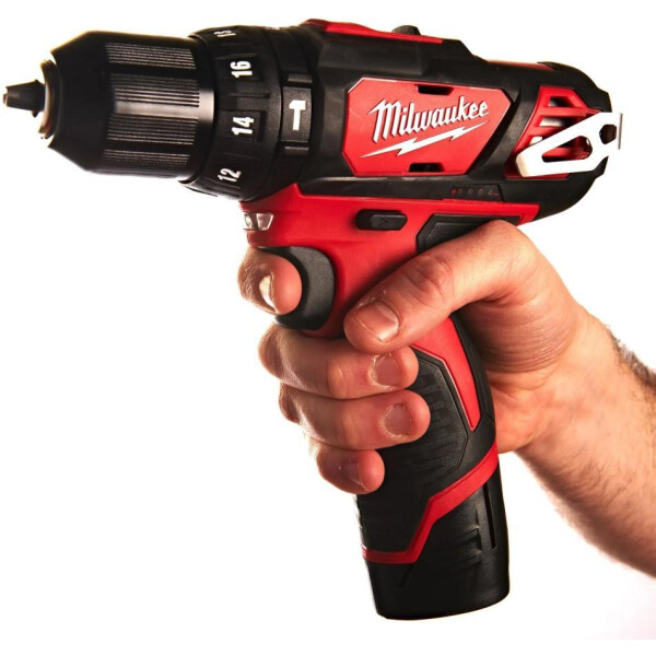 Дрель-шуруповерт Milwaukee M12 BPD-202C 4933441940 (с 2-мя АКБ, кейс) Дрель-шуруповерт Milwaukee M12 BPD-202C 4933441940 (с 2-мя АКБ, кейс)