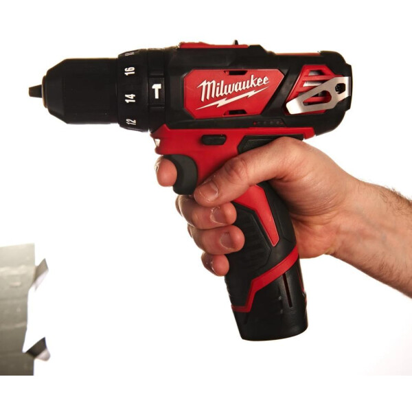 Дрель-шуруповерт Milwaukee M12 BPD-202C 4933441940 (с 2-мя АКБ, кейс) Дрель-шуруповерт Milwaukee M12 BPD-202C 4933441940 (с 2-мя АКБ, кейс)
