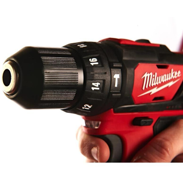Дрель-шуруповерт Milwaukee M12 BPD-202C 4933441940 (с 2-мя АКБ, кейс) Дрель-шуруповерт Milwaukee M12 BPD-202C 4933441940 (с 2-мя АКБ, кейс)